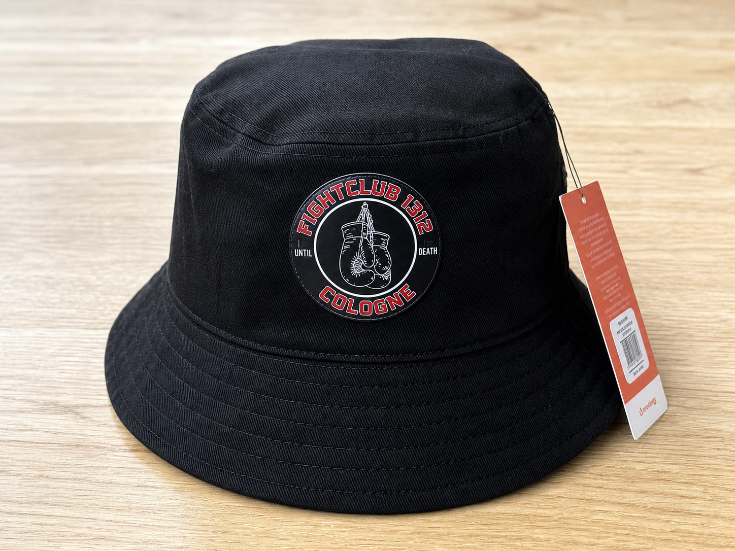 Schwarzes Cap mit rundem DTF Druck als Merch Beispiel