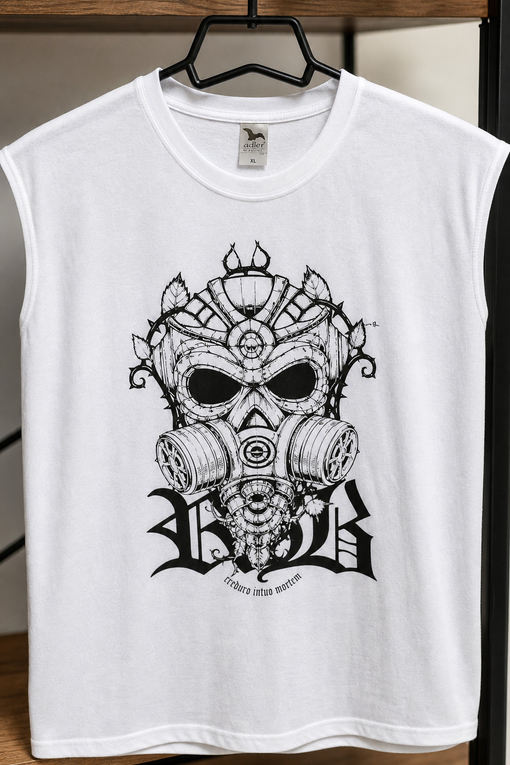Detailreicher schwarzer DTF Liniendruck auf weissem Shirt