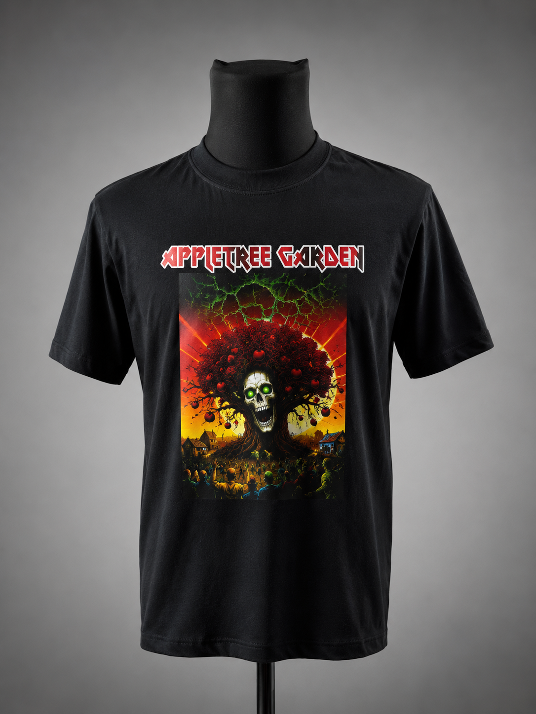 Schwarzes Shirt mit grossem farbigem DTF Druck auf Mannequin