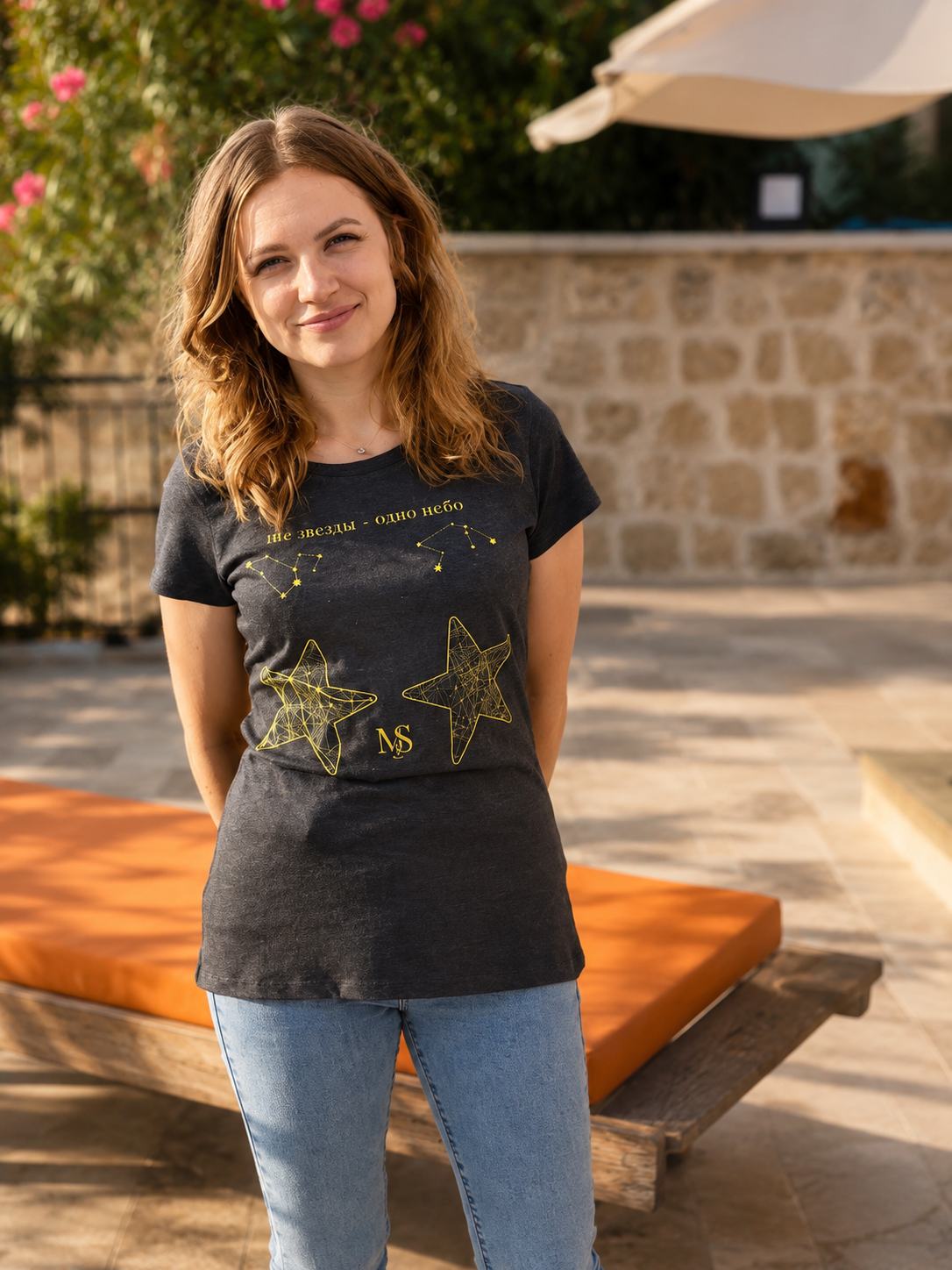 Kundin mit bedrucktem Shirt als DTF Druckbeispiel