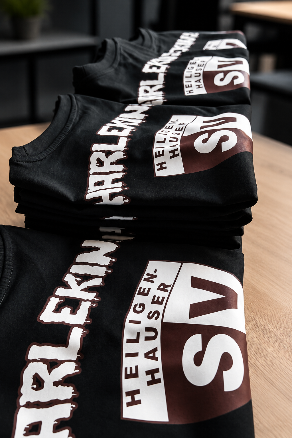 Gestapelte Vereins-Shirts mit DTF Rueckendruck